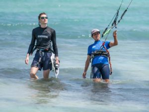 Clase Privada de Kitesurf en Aguas Poco Profundas en bahia alcudia