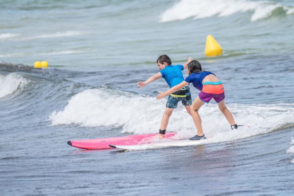 Anfänger Surfkurse auf Mallorca für Kinder