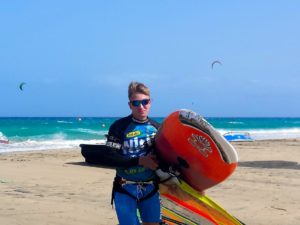 Jakub es monitor en la escuela de kitesurf de alcudia llamada watersportsmallorca