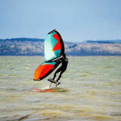Wing foil: now you can fly over the waters of Playa de Muro.