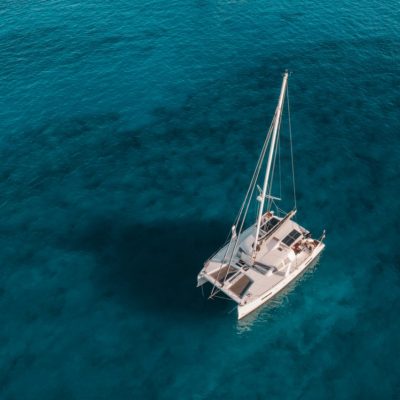 What is a catamaran? Discover this exciting experience!