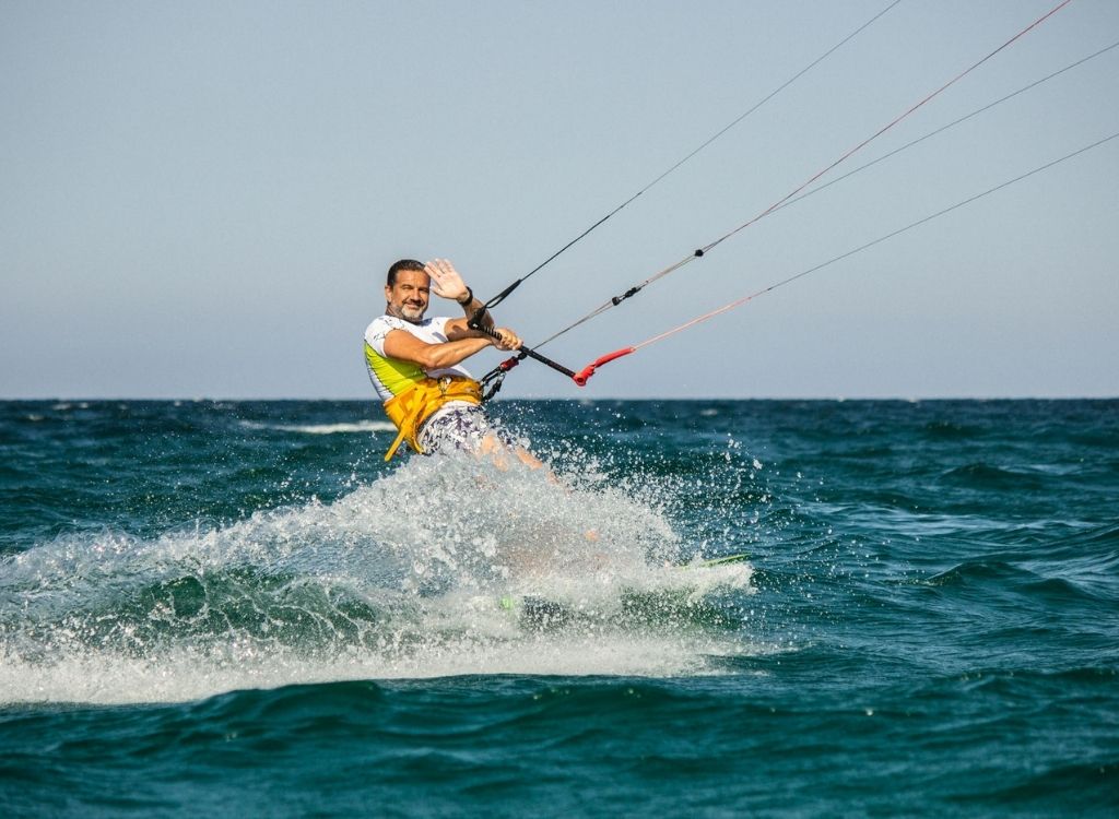 Aprende cómo hacer kitesurf