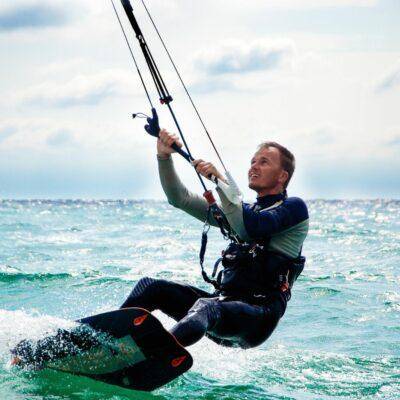 ¿Cuál es el viento necesario para practicar kitesurf?