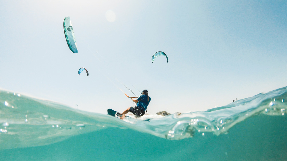 Empezar con el Kitesurf en Mallorca—Si buscas dominar el arte de montar olas, nuestros cursos avanzados de kitesurf son para ti.