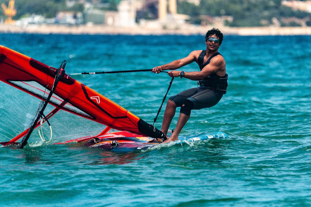 Beginner Windsurfing Course in Mallorca: Learn to windsurf in the Bay of Alcudia with our expert instructors. Join Watersports Mallorca and earn your VDWS Windsurfing License!