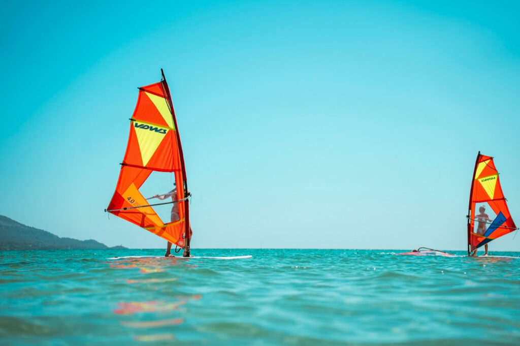 Improve your windsurfing technique or learn new tricks. Our advanced windsurfing lessons in Playa de Muro, Mallorca are designed to help you excel.