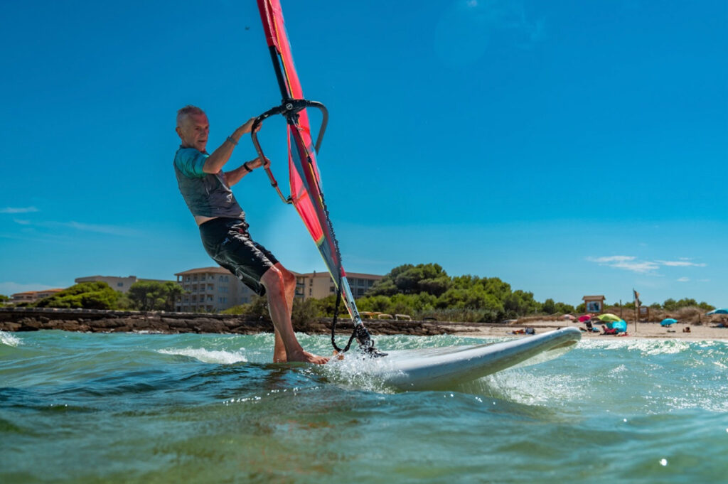 Top Windsurfkurse für Fortgeschrittene in der Bucht von Alcudia, Mallorca. Meistere das Windsurfen und verbessere deine Fähigkeiten! 